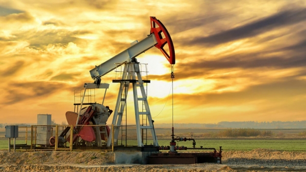 أسعار النفط تغلق عند أدنى مستوياتها منذ شهر
